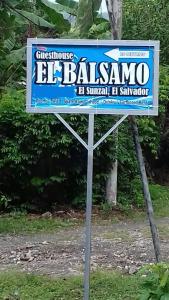 een bord dat zegt el balammo op een straat bij Hostal El Balsamo in El Sunzal