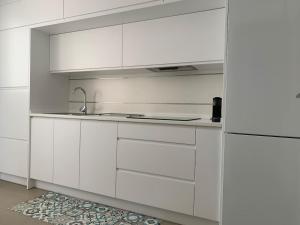 a white kitchen with white cabinets and a sink at APARTAMENTO ALEGRIA CENTRO in Albacete
