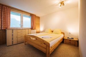 Un dormitorio con una cama grande y una ventana en Francy, en Brienz