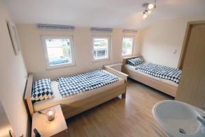 two beds in a room with a sink and a sink at Ferienhaus Winterberg-Zentrum in Winterberg