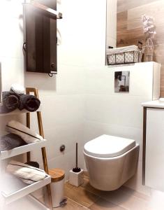 een witte badkamer met een toilet en een wastafel bij Vila Elsa 1 S13 in Zlatibor