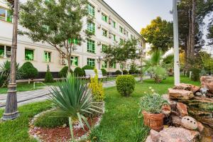 ogród przed budynkiem pełnym roślin w obiekcie Asson Hotel Termez w Termezie