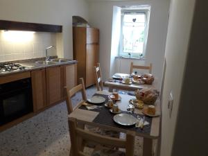 Virtuvė arba virtuvėlė apgyvendinimo įstaigoje L'angolo fiorito