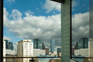 una ventana con vistas al perfil urbano en Platinum Towers Central Apartments, en Varsovia