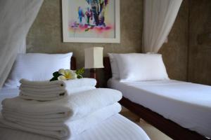 Un pat sau paturi într-o cameră la Amani Residence Beverly Suites
