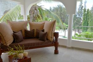 A seating area at Amani Residence Beverly Suites