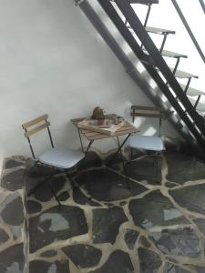a table and two chairs in a room at Casa Rural in Fataga in San Bartolomé