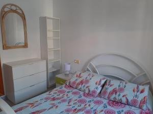 Llit o llits en una habitació de Residencia Alhambra Los Cisnes