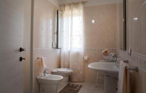 A bathroom at De Mola Holiday House Még 37 kép