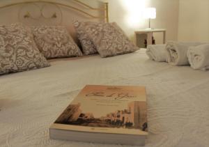 A bed or beds in a room at De Mola Holiday House