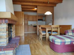 een keuken en een woonkamer met een tafel en stoelen bij Antela appartments for up to 5 person on Mariborsko Pohorje in Hočko Pohorje