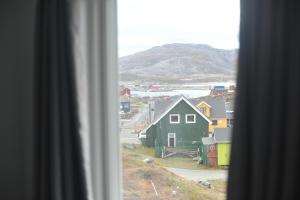 Una vista desde una ventana de un pueblo con casas. en Nuuk City Hostel, en Nuuk