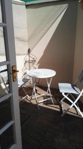 a table and two chairs sitting next to a table at Lucias Cottage in Cape Town