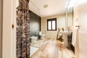 a bathroom with a shower and a toilet and a sink at Casa Rural Las Caleras in Daimiel