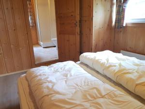 due letti in una stanza con una finestra di Torsetlia Cottages and Apartments a Uvdal