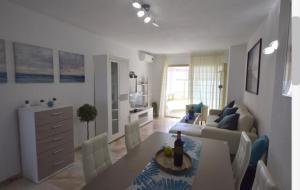 uma sala de estar com uma mesa e uma sala de jantar em Apartamento con vistas em Fuengirola