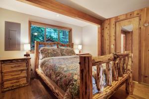 Baring的住宿－Rustic River Paradise - 1 Bed 2 Bath Vacation home in Baring，一间卧室设有一张木床和一个窗户。