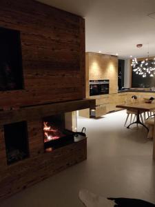 En tv och/eller ett underhållningssystem på Ultra Luxurious 2-family Apartment on the Slopes in Arosa, CH