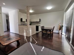 Foto dalla galleria di Apartment J&D a Dunajská Streda Altre 24 foto