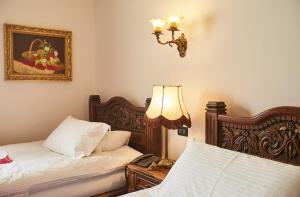 Säng eller sängar i ett rum på Brilant Antik Hotel