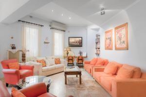 un soggiorno con divani, sedie e tavolo di Virginia Hotel a Samos
