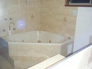 eine Badewanne im Bad mit Waschbecken in der Unterkunft Paradise Lakes Motel Shepparton in Shepparton