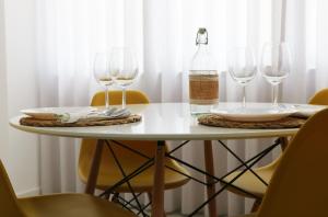 einen Tisch mit zwei Weingläsern und einer Flasche darauf in der Unterkunft COLD CITY HOUSE in Guarda