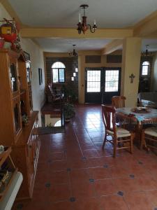 sala de estar con mesa y comedor en Loft El Rosario, en Tlayacapan