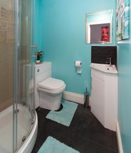 Ett badrum på 3 bedroom apartment newcastle city centre