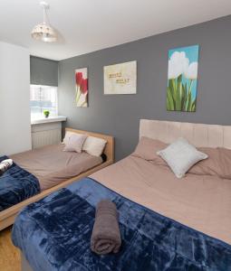 Säng eller sängar i ett rum på 3 bedroom apartment newcastle city centre