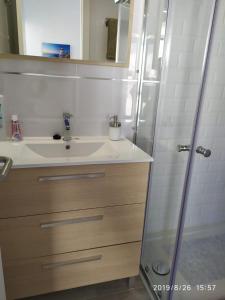 łazienka z umywalką i prysznicem w obiekcie Apartamento muy cercano a playas y pueblo Puerto del Carmen w Puerto del Carmen +13 zdjęć