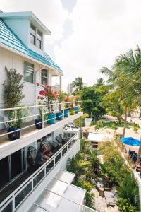 Bazén v ubytování Numero Uno Beach House nebo v jeho okolí