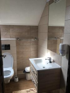 Ein Badezimmer in der Unterkunft Farkas Panzió