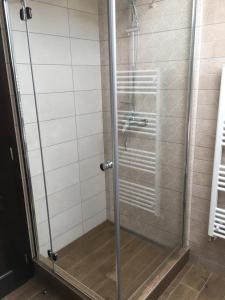 Ein Badezimmer in der Unterkunft Farkas Panzió