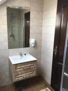 Ein Badezimmer in der Unterkunft Farkas Panzió