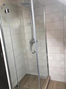 Ein Badezimmer in der Unterkunft Farkas Panzió