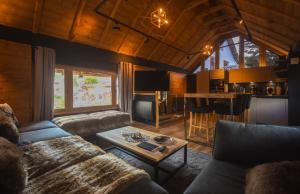 オロンにあるLa Grange d'Aur - Place d'Auronのソファとテーブルのあるリビングルーム