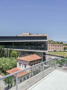 een uitzicht vanaf het balkon van een gebouw bij Acropolitana Grand view veranda in Athene