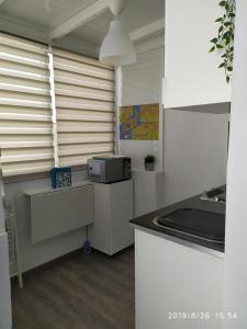 kuchnia z białymi szafkami i blatem w obiekcie Apartamento muy cercano a playas y pueblo Puerto del Carmen w Puerto del Carmen