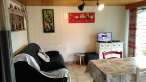 Le Reposion في Saint-Amé: غرفة معيشة مع أريكة وطاولة