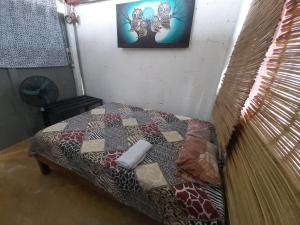 Ein Bett oder Betten in einem Zimmer der Unterkunft Delmar Hostal