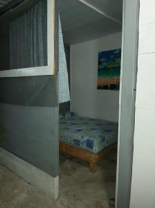 سرير أو أسرّة في غرفة في Delmar Hostal