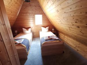 フュッセンにあるCity Ferienwohnung Füssen 1の屋根裏部屋 木造キャビン内のベッド2台付