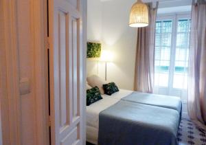 塞维利亚Rodo Arenal的一间带床和窗户的小卧室