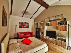 TV a/nebo společenská místnost v ubytování Regis B&B Appartamenti centro storico