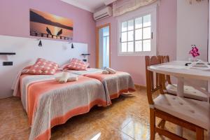 a bedroom with two beds and a sink in it at Alojamiento Colina del Sol in Torrox