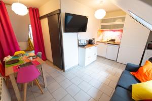 een woonkamer met een bank en een tafel bij APPARTEMENT LE VITAMINE - topbnb dijon in Dijon