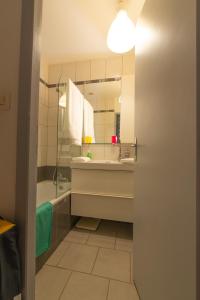 Ett badrum på APPARTEMENT LE VITAMINE - topbnb dijon