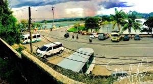 Blick auf eine Straße mit Autos und Bussen in der Unterkunft La Terraza Hostel in Flores