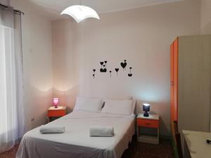 1 dormitorio con 1 cama y 2 mesas con lámparas en Afrodite Trapani en Trapani